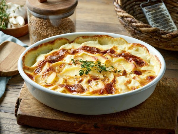 Wie macht man ein cremiges französisches Kartoffelgratin mit zarten Kartoffeln?