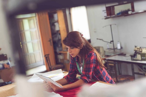Wie gestaltet man ein Badezimmer mit natürlichen Materialien und sorgt gleichzeitig für ausreichende Wasserdichtigkeit?